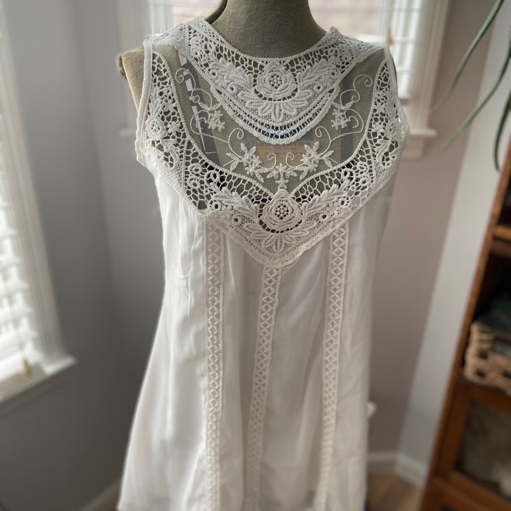 NWT Lovely Off White Embroidered Sleeveless Top M